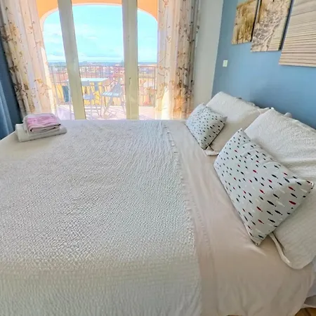 Modern Seaview Townhouse - Workcation Friendly