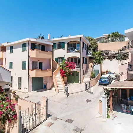 Vakantiehuis Modern Seaview Townhouse - Workcation Friendly Orosei